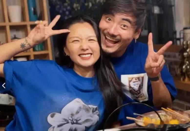 何洁和二婚老公刁磊，吃火锅被拍。怎么黑的油光锃亮，这眼光？