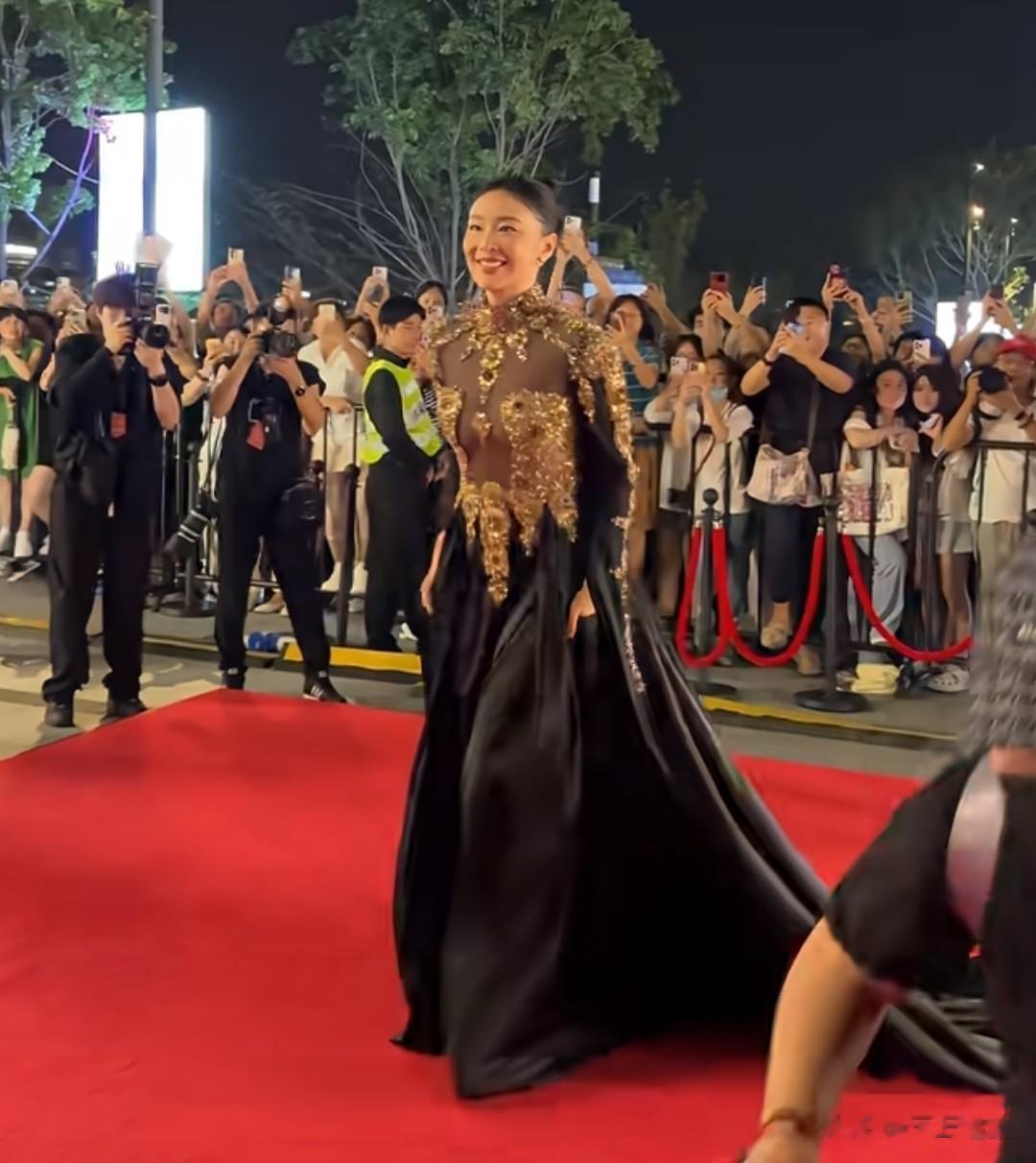 当41岁朱珠和38岁高叶站在一起，才懂清爽和油腻的区别