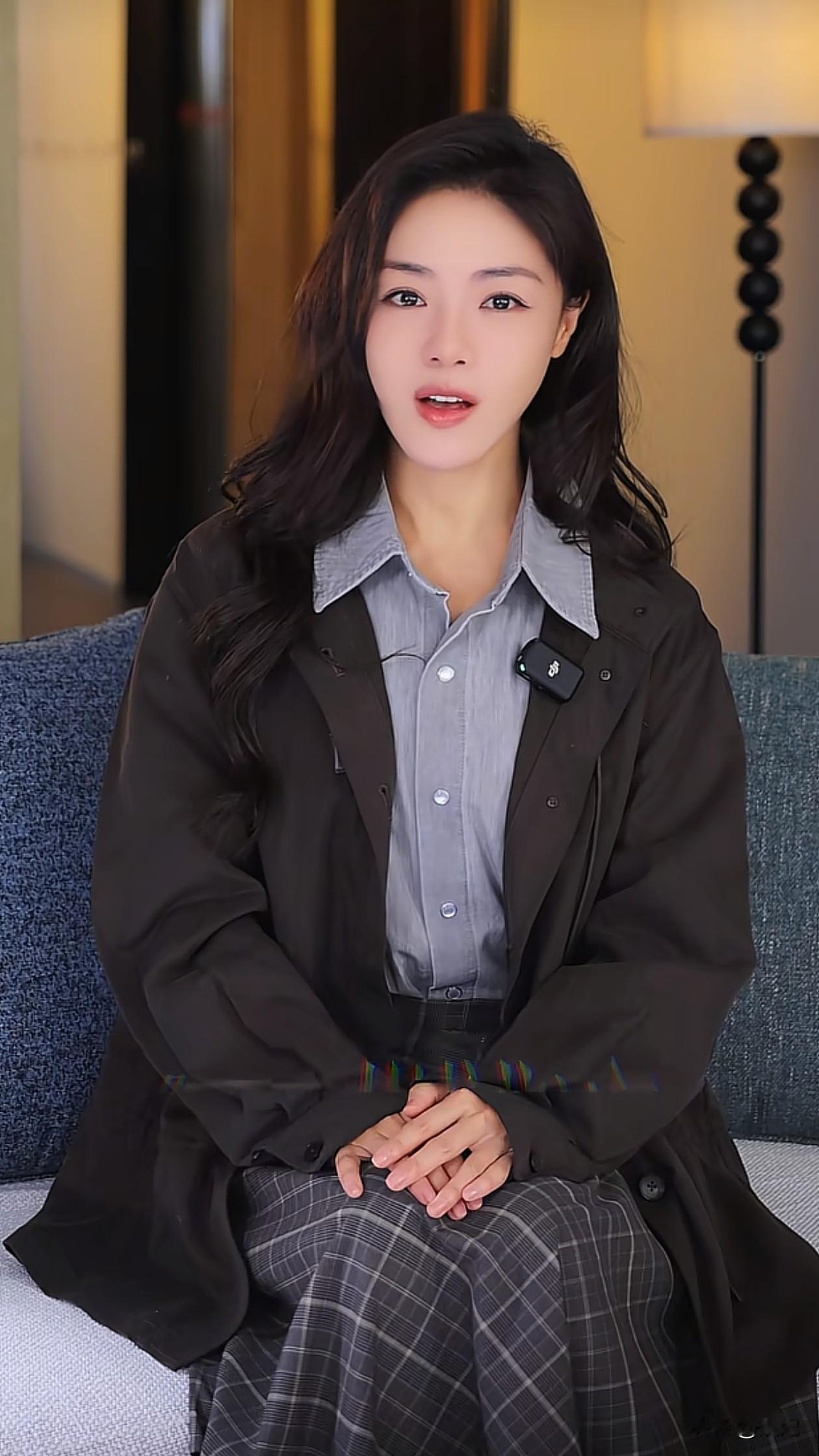 42岁邓家佳最新穿搭：衬衫+黑外套+格子裙，时髦又减龄，美得像30