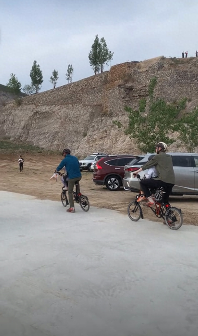 撒贝宁李白带儿女三河骑行,打扮都好朴素,小撒越晒越黑像个农民