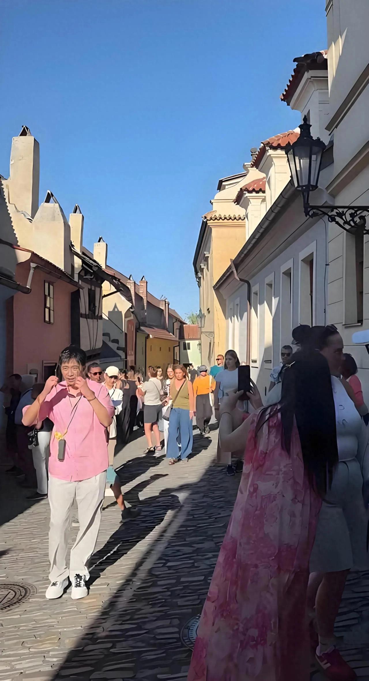 王晓晨夫妇捷克旅行曝光！俞灏明短袖亮伤疤，女方疑似怀孕引热议