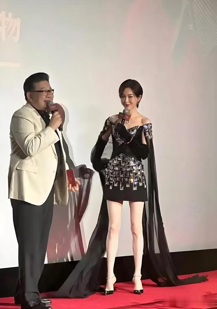 41岁唐嫣剪短发后像换了个人，穿露肩裙亮相又美又飒，差点认不出