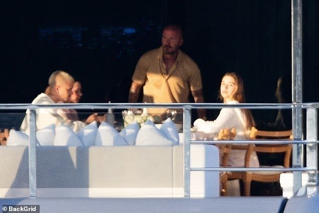 贝克汉姆乘1.5亿游艇放松，抱住14岁女儿难放手，贝嫂成“透明”