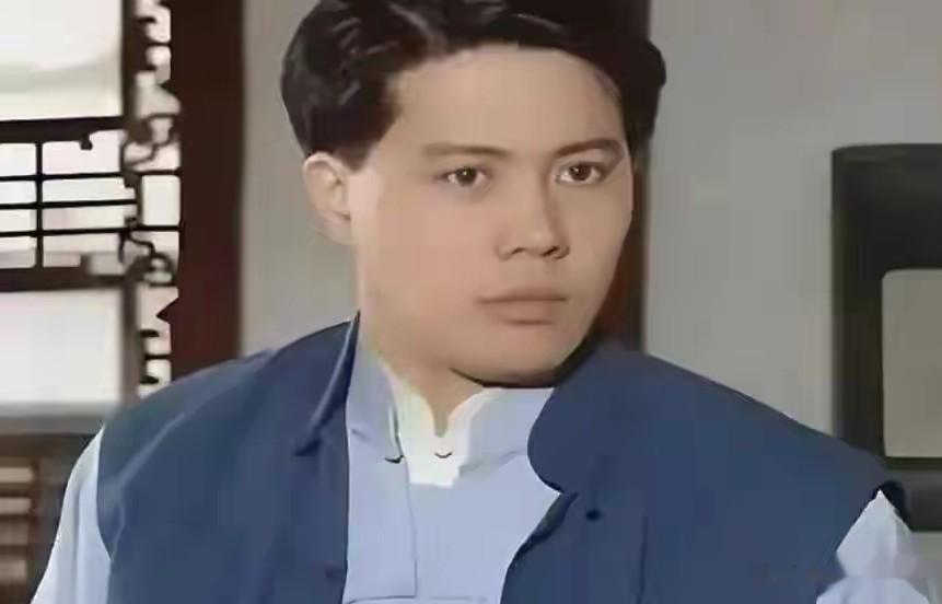 59岁佟瑞欣上海聚餐,“挂历女神”妻子夏菁罕见现身,气色大变