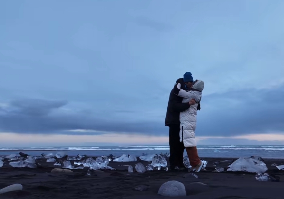 25岁孙丞潇在冰岛向42岁金莎求婚成功！俩人在海边拥吻好甜蜜