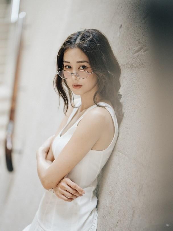 前TVB艺人岑丽香重提“闹剧事件” 前辈惹怒全场 网友猜是汪明荃？