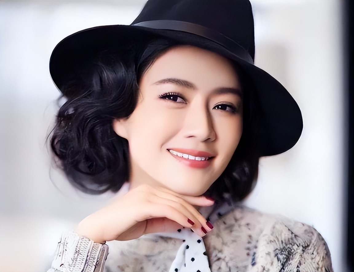 曾是陆毅前女友，丈夫狱中离世留下130亿遗产，她却选择重新拍戏