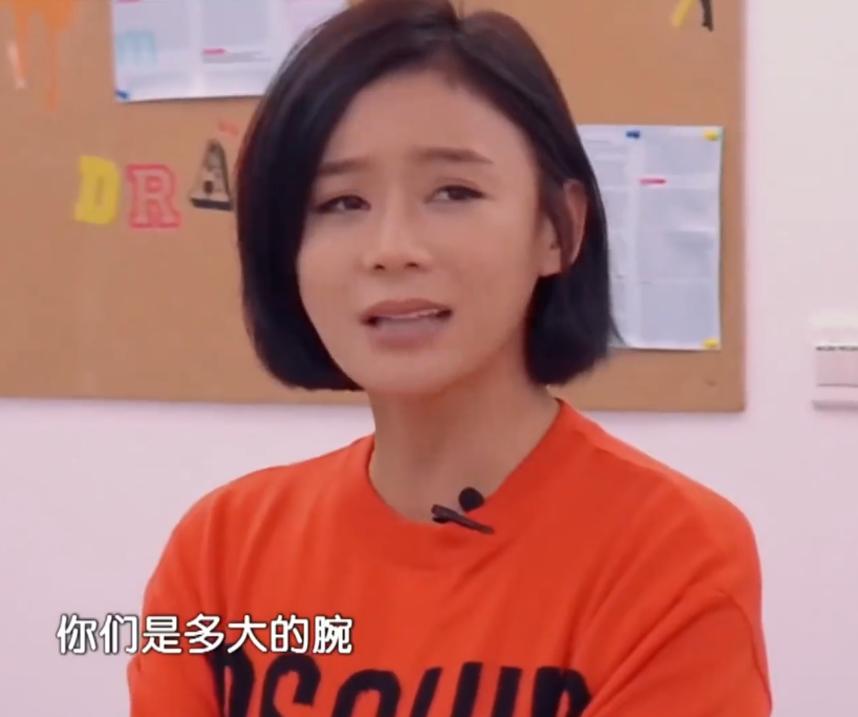 袁姗姗线下被偶遇，穿大棉袄坐路边吃面，生图五官立体但有姨味