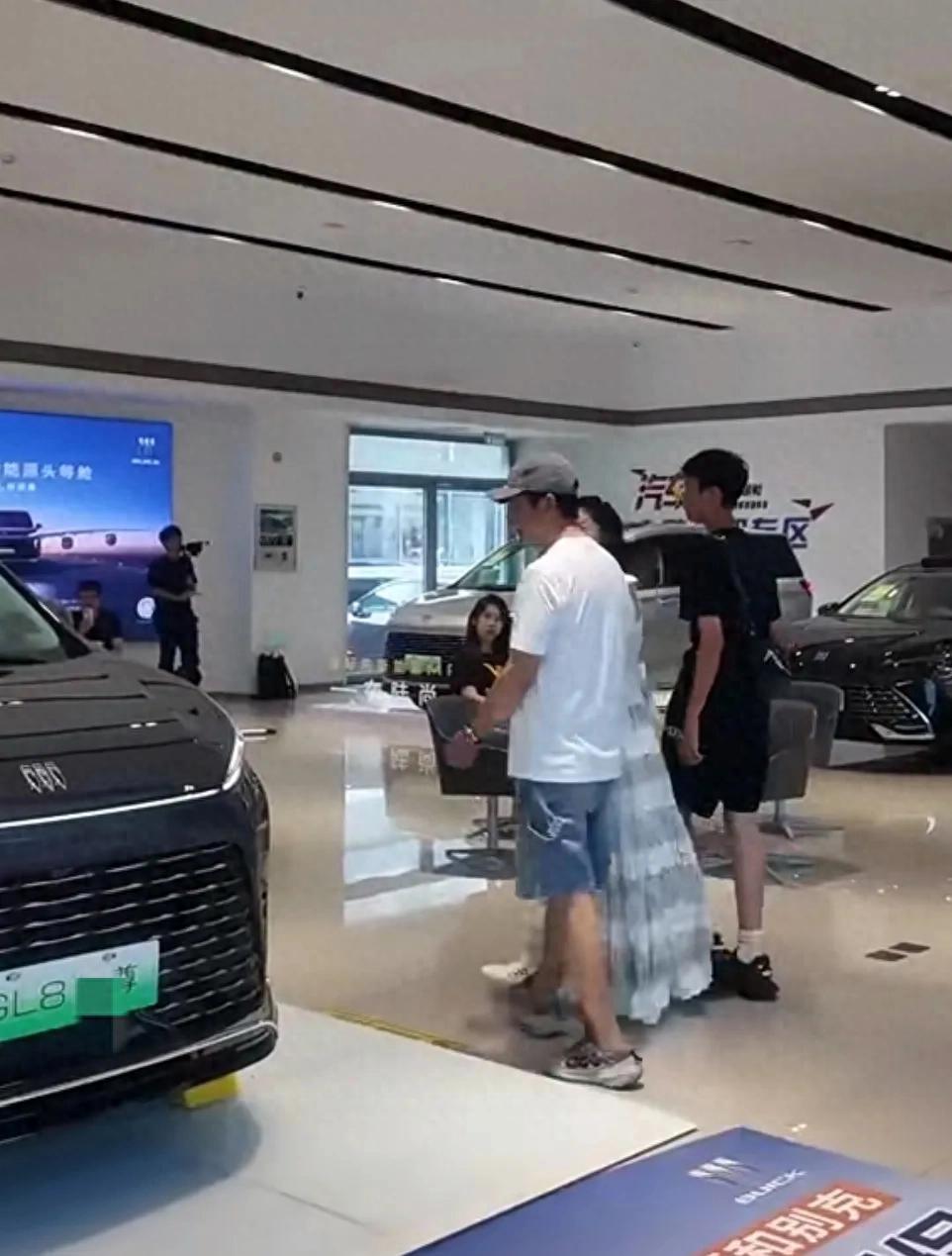 郭晓东一家三口4s店看车，程莉莎试坐儿子老公都来扶，被宠上天了