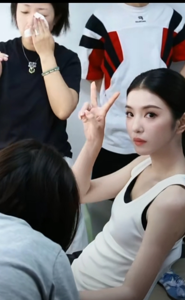 李云霄白色无袖套装造型，马尾发型利落，尽显优雅气质与美貌