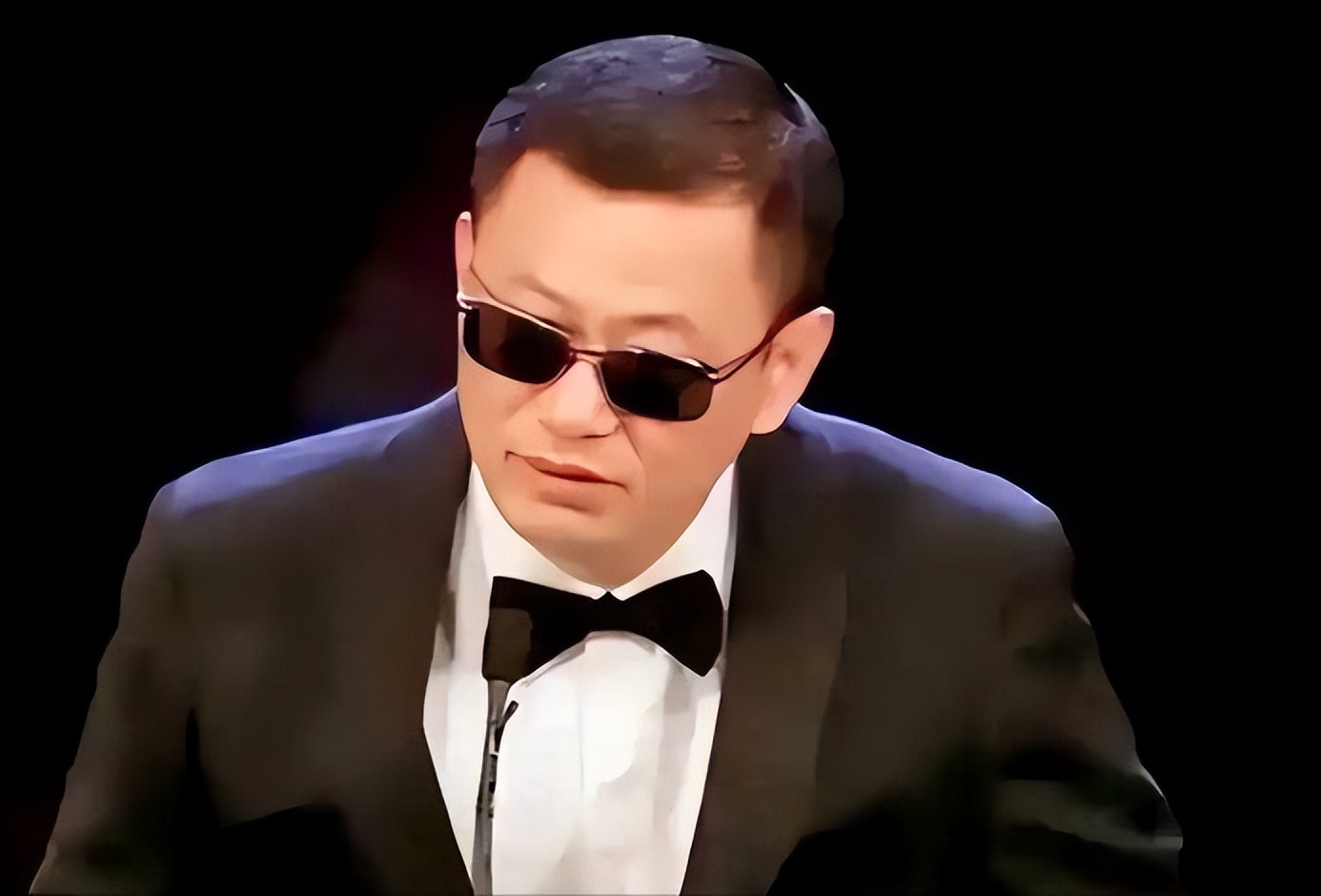 墙倒众人推？向太曝王家卫背后大佬，黑料被扒，刘嘉玲也是受害者