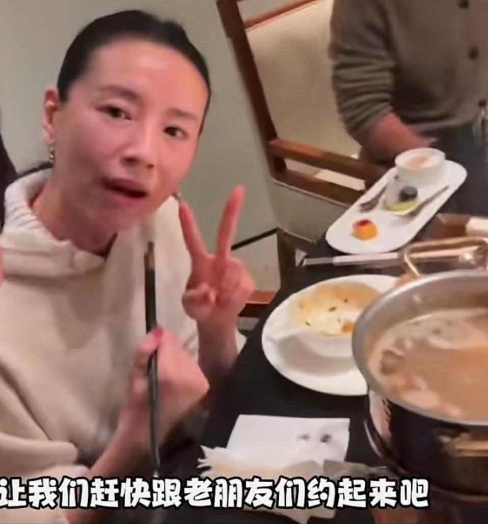 董洁和圈内好友聚餐，一人一瓶茅台显壕气！董洁脸色通红疑喝高！