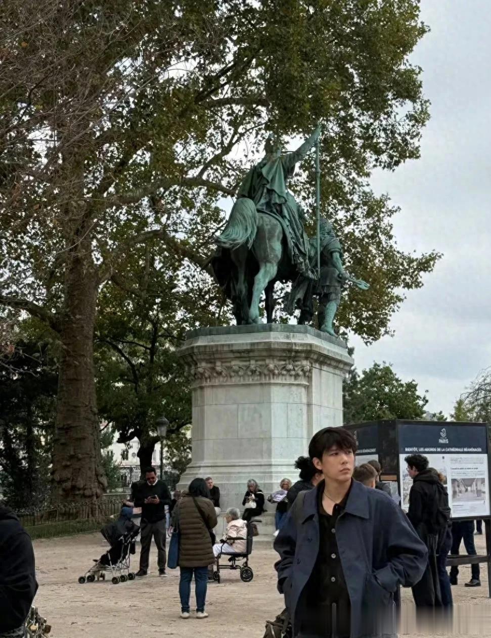 王安宇还不回家吗？又在巴黎被偶遇到了