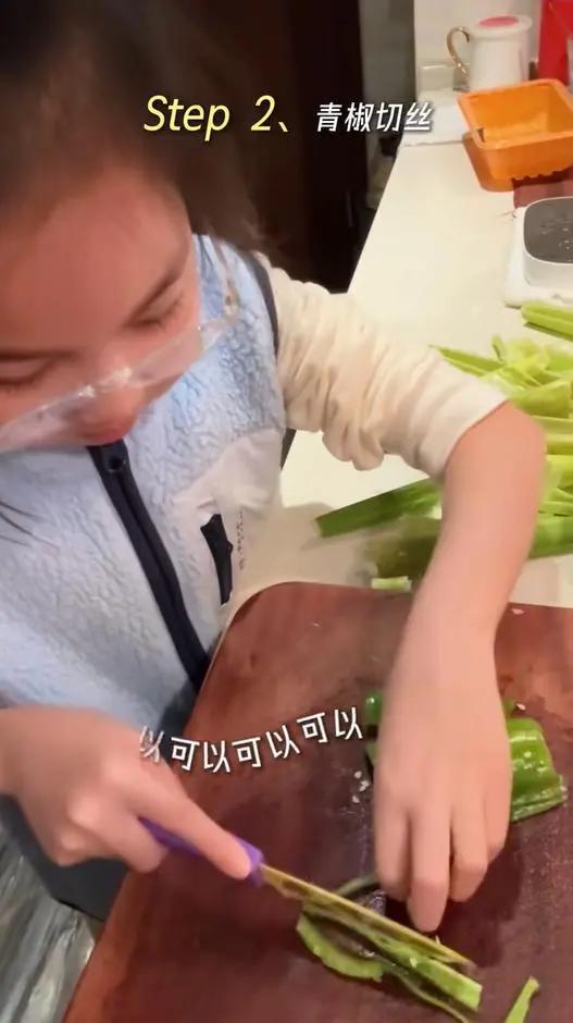 演员朱丹带女儿回娘家看望母亲 继父住2层民房 更多细节曝光