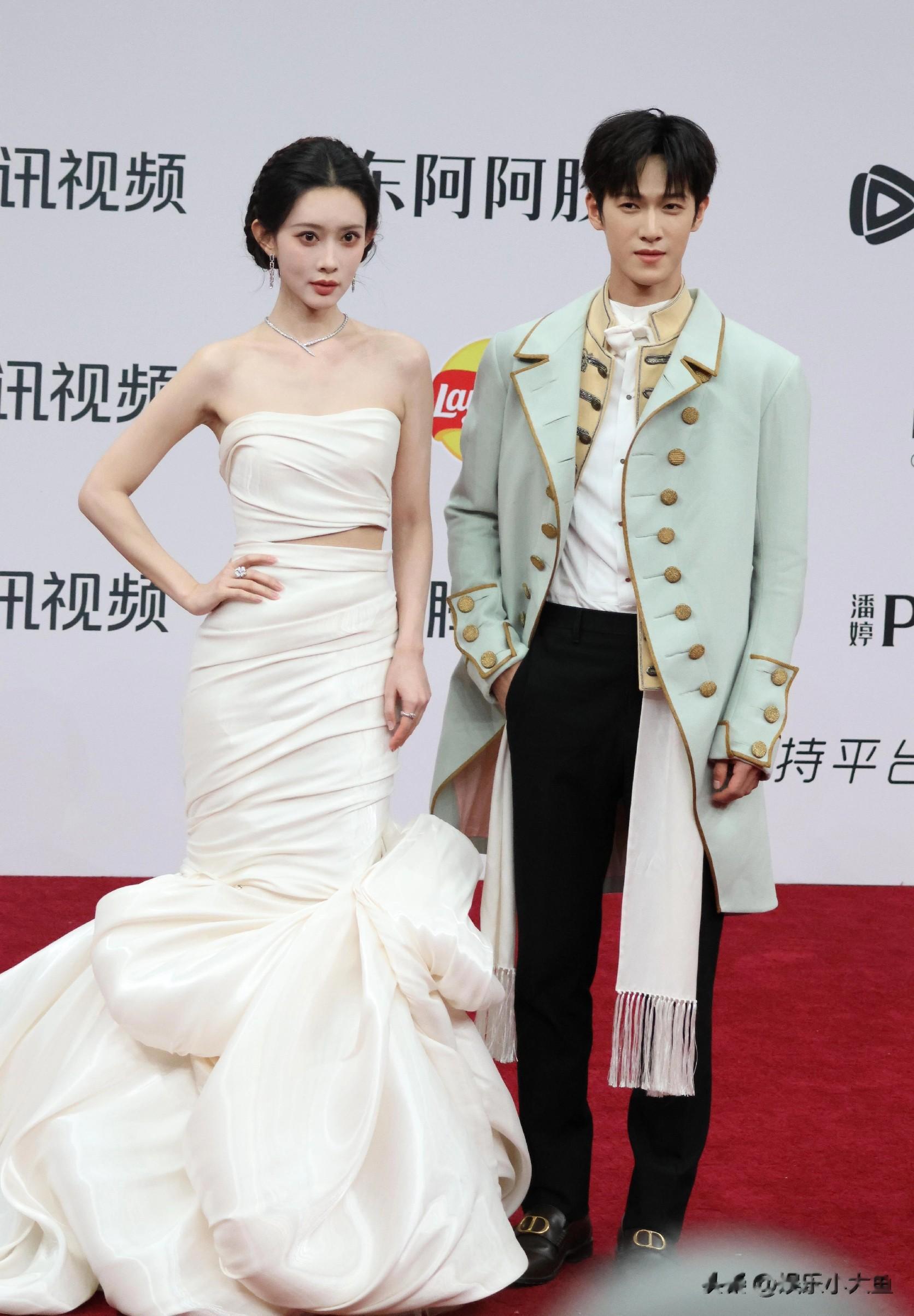 孟子义出席腾讯视频星光大赏，金光闪耀女神降临，美不胜收