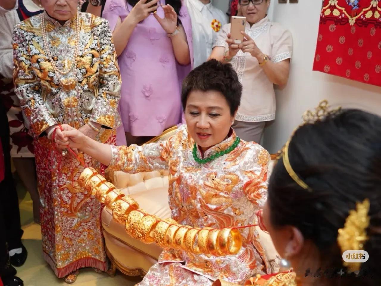 何超盈和姐姐何超琼做慈善,6岁女儿荷包蛋站C位,气场像姥姥四太