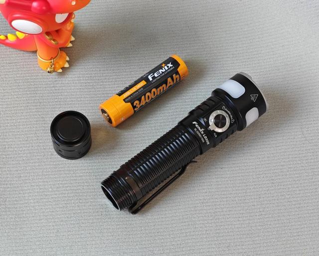 指尖旋控，雙色閃耀，菲尼克斯LD35R旋轉磁控雙光源手電筒體驗