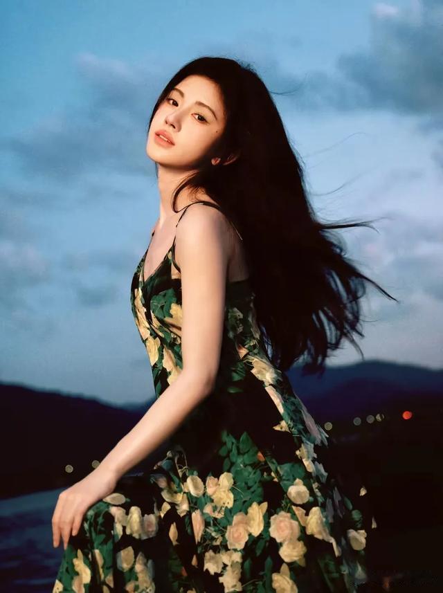 鞠婧祎写真美出新高度,每一帧都在重新定义“仙女下凡”!