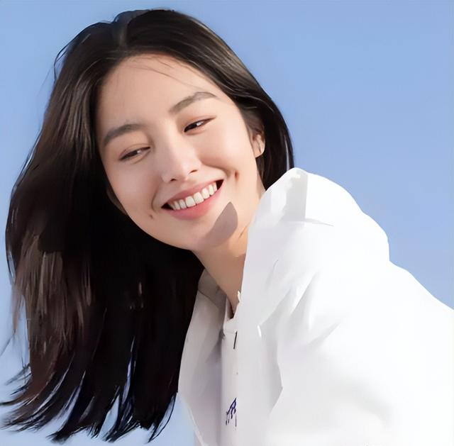 ?近日，32岁的杨采钰毫无保留地公开了自己的孕肚照