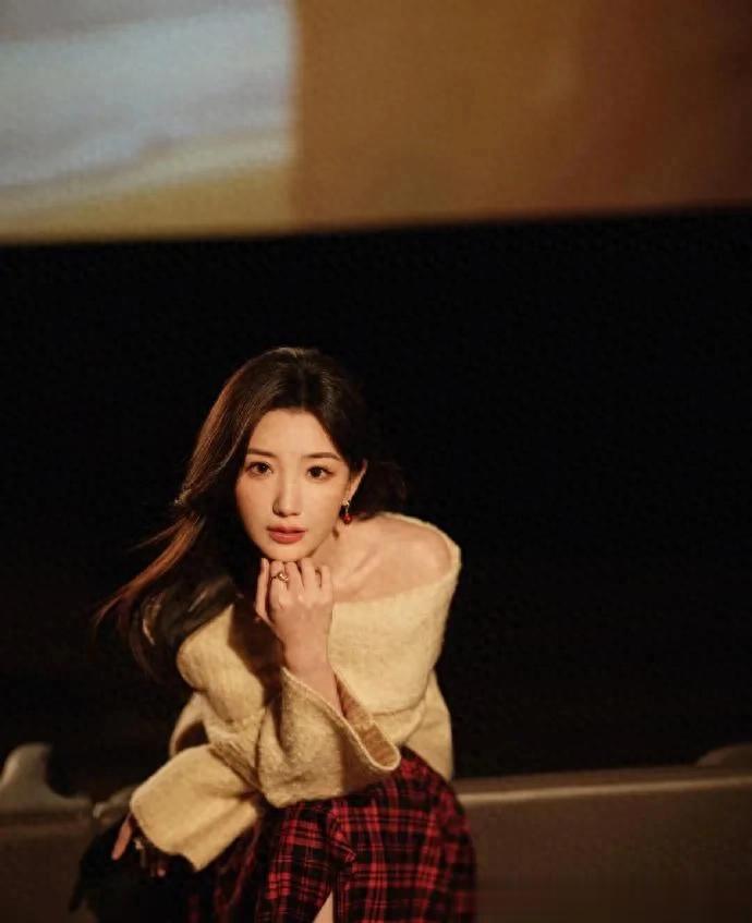 毛晓彤换风格后气质大变！穿露肩毛衣+格纹半裙，优雅又高级！