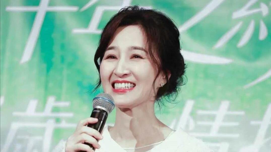 61岁关咏荷好美，素颜出席粉丝聚会，张家辉傲娇回应，真娶到宝了