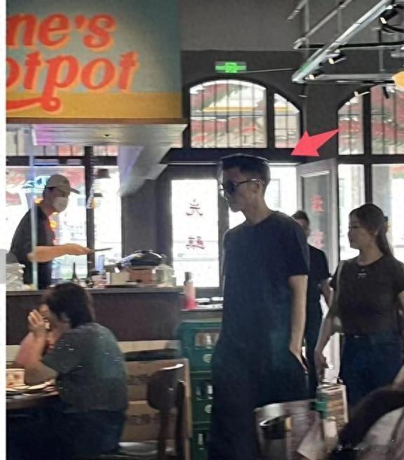 44岁谢霆锋长沙小饭馆被偶遇：穿黑色T恤长发飘飘，像20岁小伙子