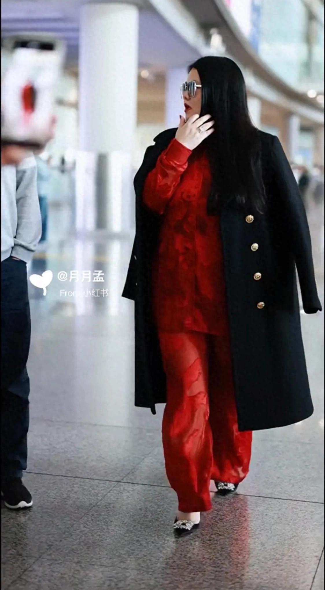 李湘穿红色新中式像180斤,大衣穿不上只能披着,王岳伦反倒瘦了