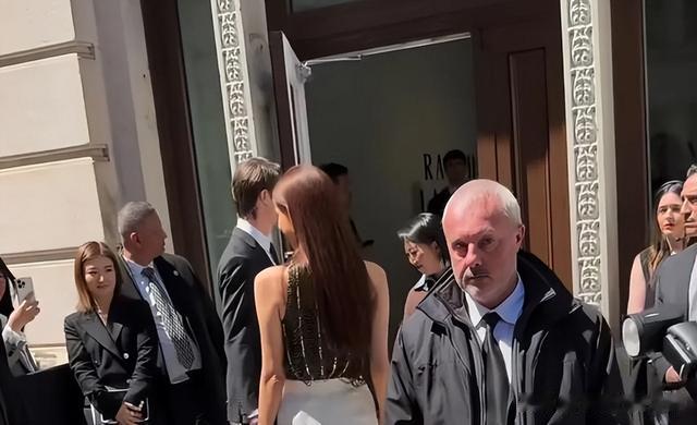 50岁林志玲在美国，眼神犀利露凶相，身材性感被保安包围，脸变了