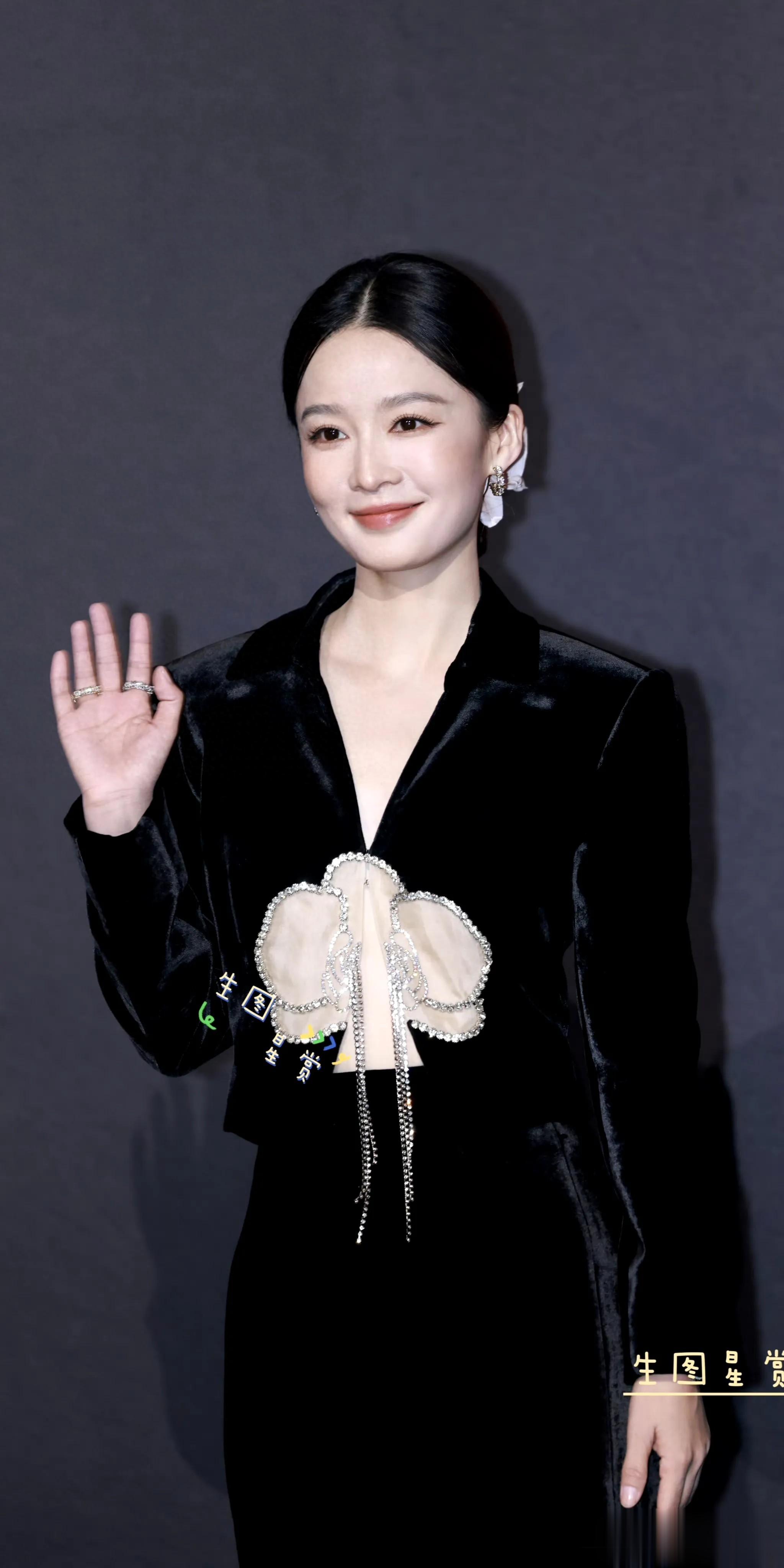 李沁 年度盛典红毯，新中式穿搭复古雅致古典美人沁！