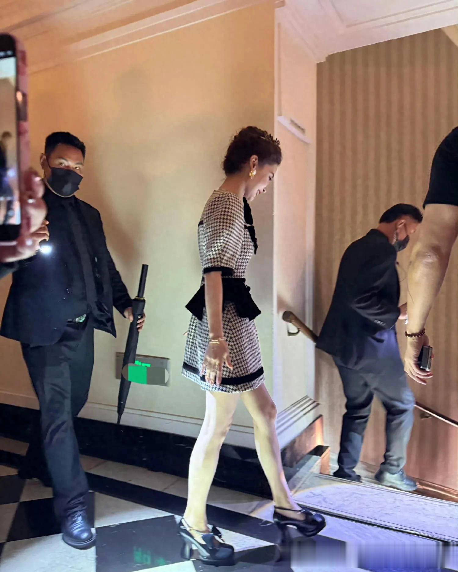 天呐!离baby杨颖只有一米,这腿也太白了