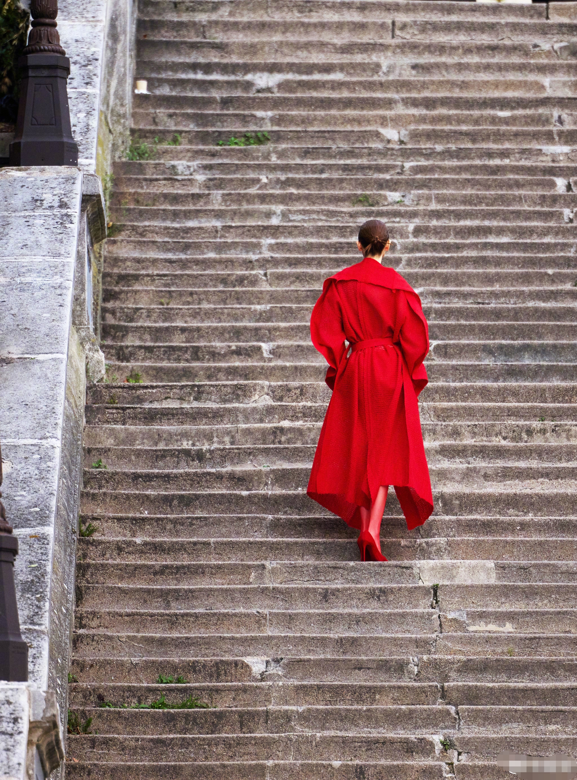 戚薇巴黎时装周造型 红衣配红丝袜 魅惑撩人 清冷又霸气
