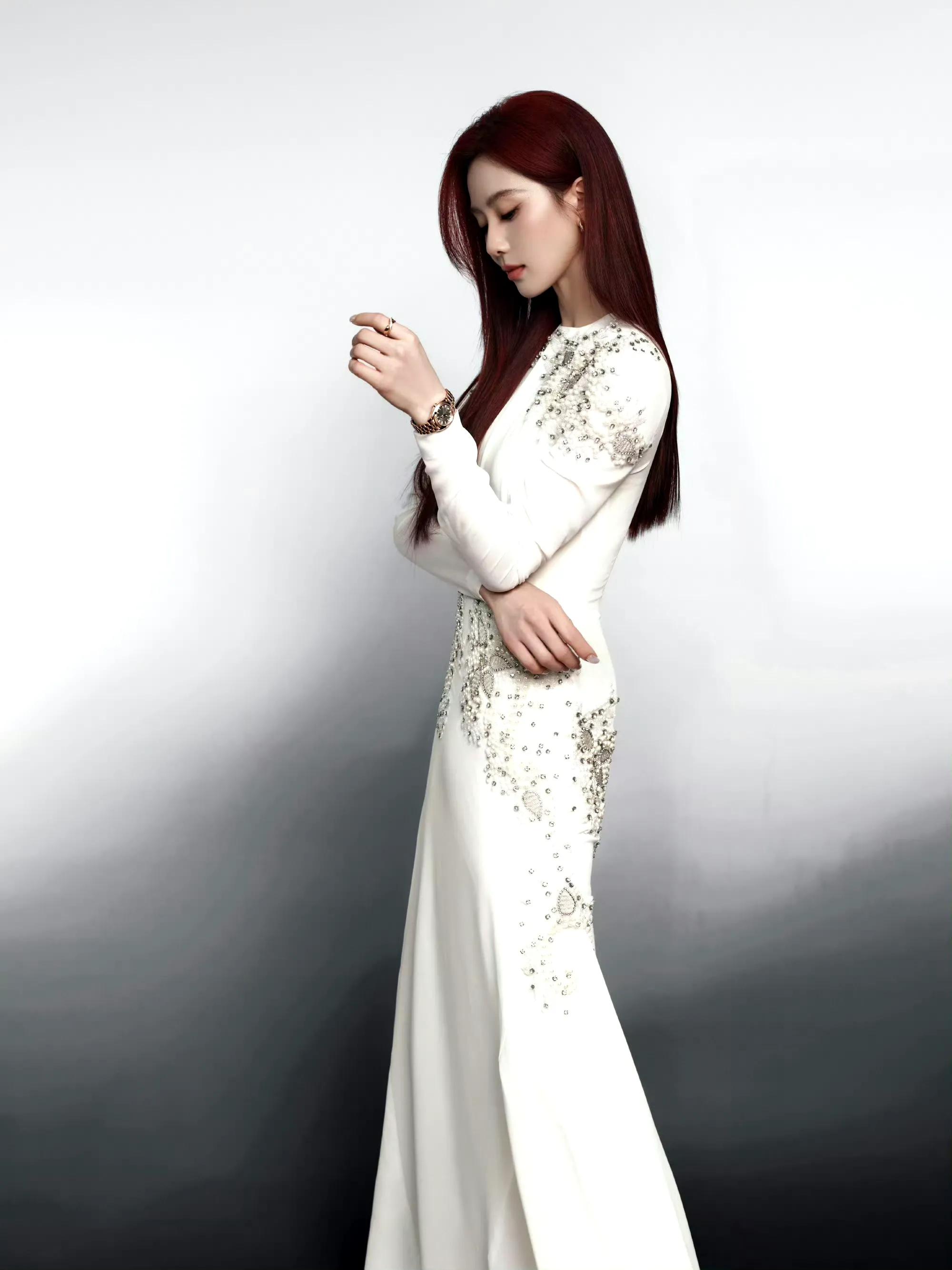 红发刘诗诗,白色合体长裙包裹完美身材,让人美到失语