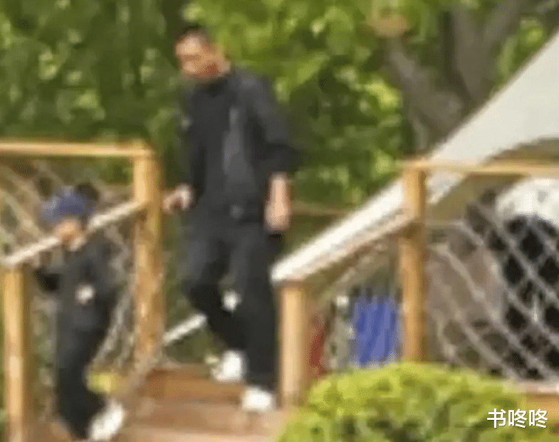 笑死!别人曝光恋情:牵手逛街,赵丽颖曝光恋情:男的帮忙带孩子