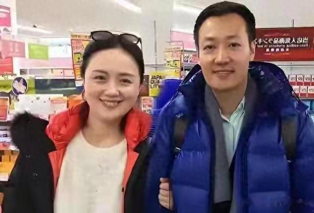 辛柏青崩了?丧妻半载首露面脸肿眼青,烟不离手扔烟头,网友吵翻