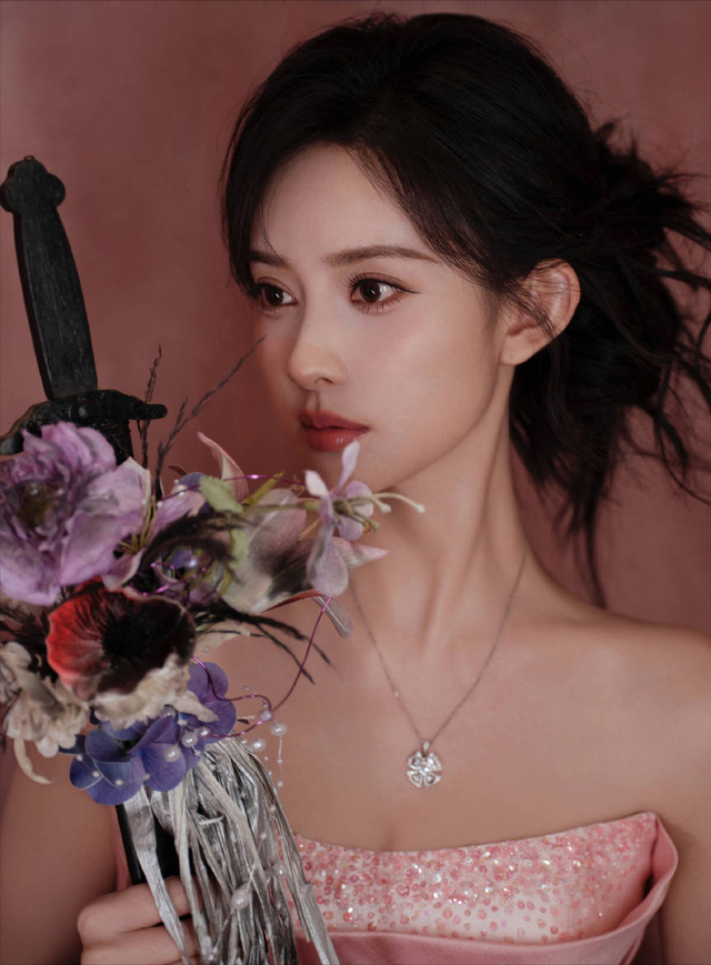 孟子义穿粉色抹胸长裙优雅高贵 脸颊带血表情我见犹怜