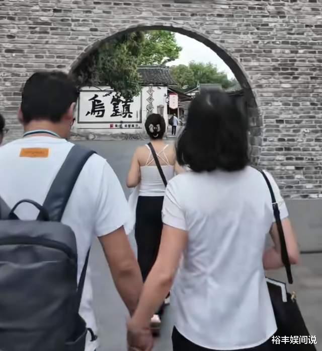 李国庆携妻子现身乌镇，细节动作爱意满满，张丹红罕有露娇羞脸
