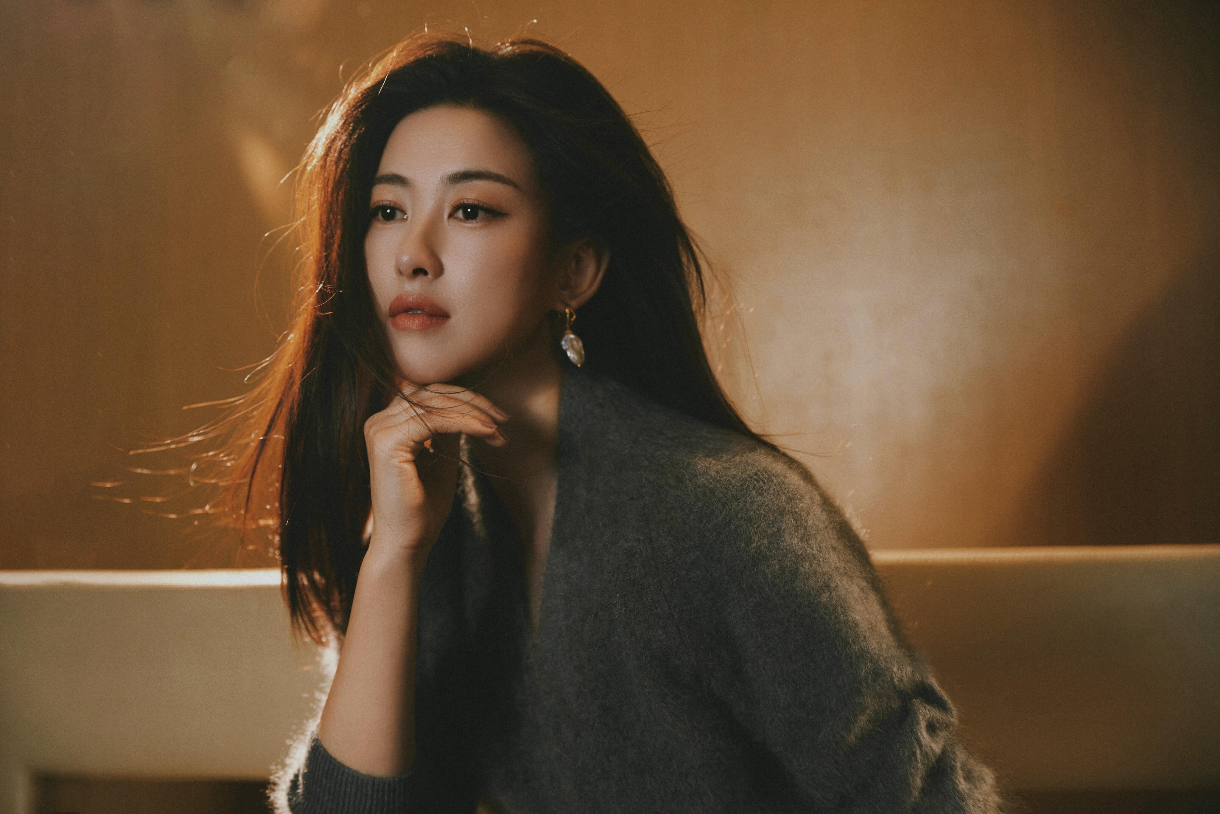 朱珠阿姨今日份写真，眼神里藏不住的韵味