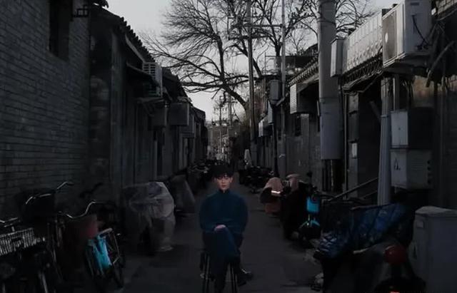 33岁邓伦被偶遇出行,独自开车拿东西,此前被曝结婚开启新生活