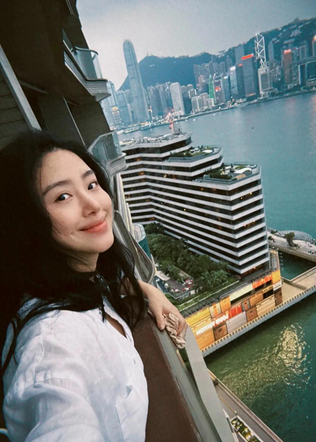 杨采钰和未婚夫高调秀恩爱，互相评论留言，老公高大帅气又多金