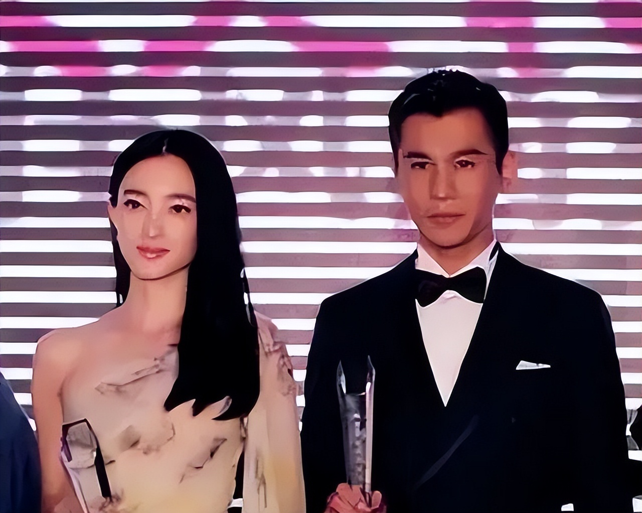 诈骗13.9亿、金条茅台垫桌腿，王丽坤\豪门\成噩梦 ，刘涛深受其害