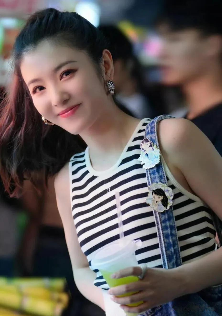 李云霄夜市逛吃ootd，穿条纹背心衣搭配高马尾，笑容好有感染力