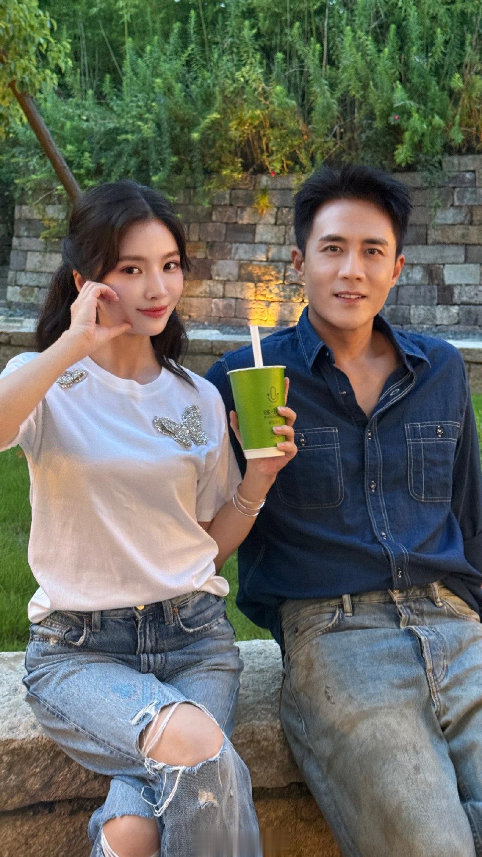 王灿晒夫妻合影秀恩爱!杜淳看娇妻眼神拉丝,网友:像第二个陈晓