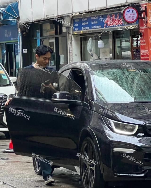 香港街头偶遇张智霖,本人真的好年轻,看背影就是个年轻的小伙子