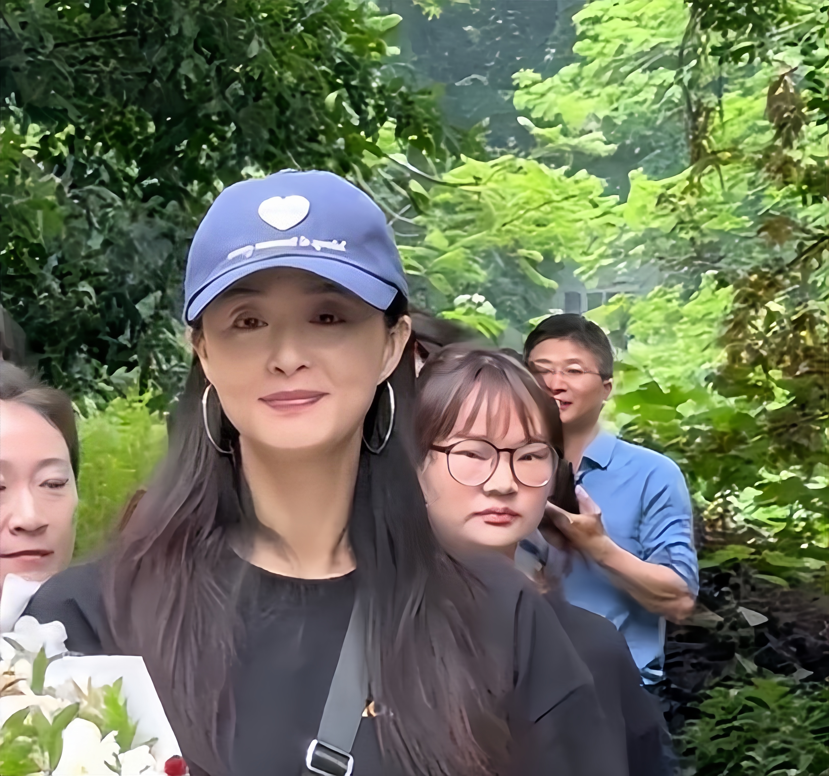 蒋欣近况曝光,脸凹又垂瘦成皮包骨,穿53块衬衫现身机场超惹眼