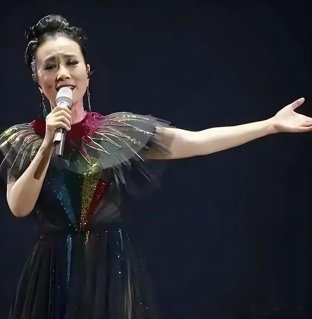 78岁开演唱会被嘲捞金，路都走不稳还唱歌，她用实力打破所有质疑