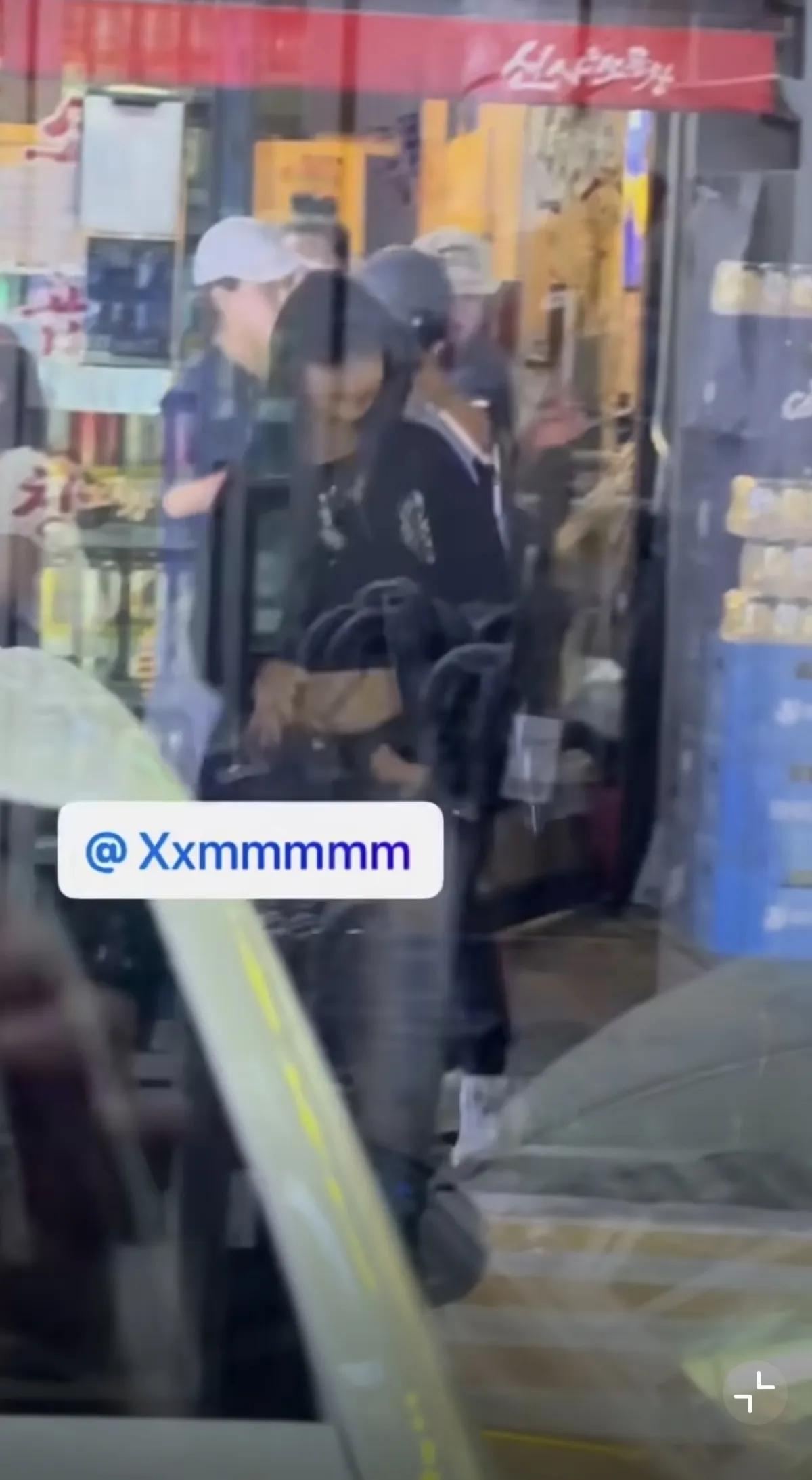 Lisa韩国吃饭被偶遇，本人打扮非常有个性，素颜露面依然很好看的