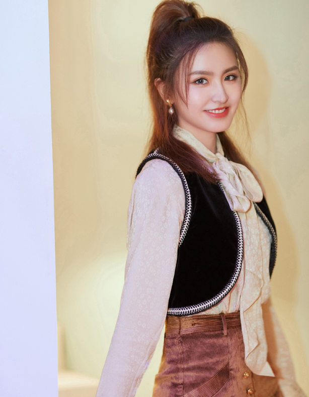 金子涵，172身高颜值精致，多栖发展的优秀艺人，你喜欢她吗？