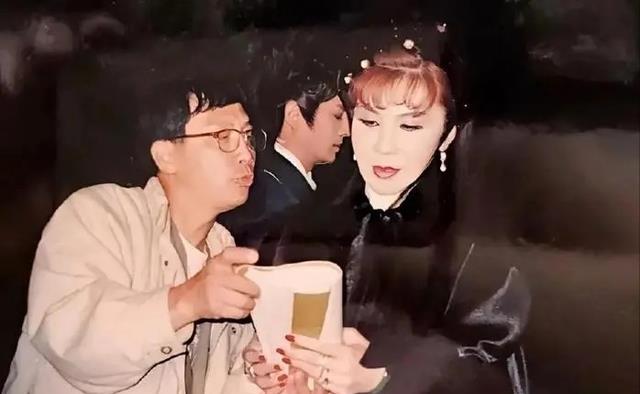 一身赘肉、满脸褶子,还要扎麻花辫双马尾强演少女,真是老不自知