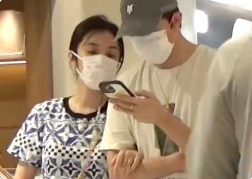 俞灏明和老婆逛商场,王晓晨穿短裤抽烟,二人互动亲密像热恋