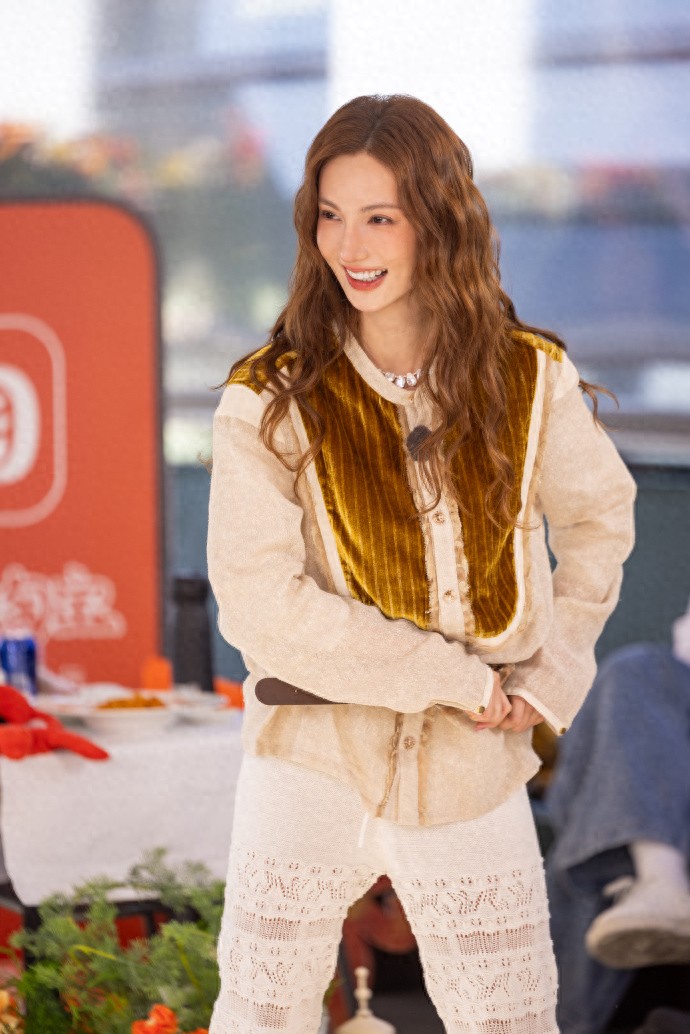 金晨今日份营业美照，灵动气质真有魅力